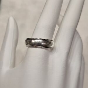 Sterling silver band ring with a braided rope detail size 11 marked 925 SU